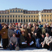 Zentai magyar turista csoport a Schönbrunni Kastély díszudvarán