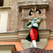 Tábornokházat diszítő cégér-szobor a Fő téren