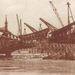 Két úszódaru a Szabadság-híd 120 t-ás elemével 1946-ban.